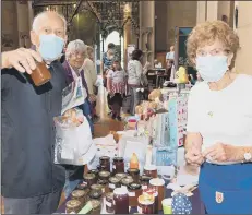  ??  ?? HAND-MADE Bruce Carpenter with his jar of marmalade with Maureen White