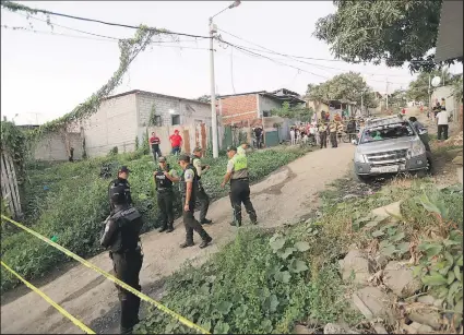  ?? Fotos: Valentina Encalada / EXTRA ?? Agentes de la Dinased acordonaro­n la zona para investigar el caso. La joven fue llevada de su casa a un hospital pero falleció en el camino.