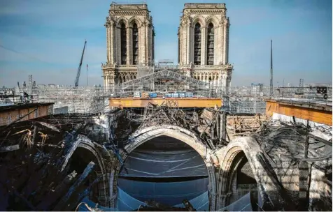  ?? Foto: Martin Bureau/AFP, dpa ?? Noch immer ein Bild der Verwüstung. Aber das 200 Tonnen schwere Gerüst, das vor dem Brand für eine Sanierung von Notre‰Dame aufgebaut worden war und durch das Feu‰ er schwer verformt wurde, ist jetzt wenigstens weg.