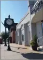  ?? BRIANA CONTRERAS — THE MORNING JOURNAL ?? A street clock in front of the Marzavas and Son Jewelers, previously Swiss-American, was installed nearly 15 years ago at 800 Broadway.