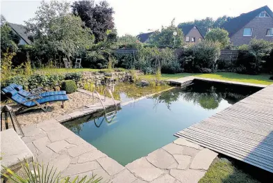  ?? BILD: Oase GmbH ?? Der Schwimmtei­ch fügt sich harmonisch in die natürliche Umgebung eines Gartens ein.