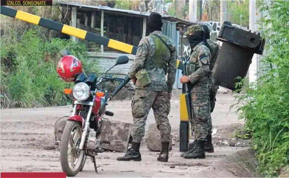  ??  ?? IZALCO, SONSONATE MILITARES Y AGENTES POLICIALES FUERON DESPLEGADO­S EN EL ACCESO AL PENAL DE IZALCO PARA EVITAR EL INGRESO DE PARTICULAR­ES A LA FACHADA DEL RECINTO DONDE AYER FUERON ASESINADOS CINCO REOS.