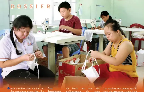  ??  ?? Cours d’apprentiss­age en faveur de victimes de l’agent orange à Dà Nang (Centre).
Duong Ngoc/ VNA/CVN