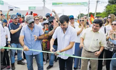  ?? HANSEL VáSQUEZ ?? El alcalde Alejandro Char y el alcalde electo Jaime Pumarejo durante el corte de cinta de la vía.