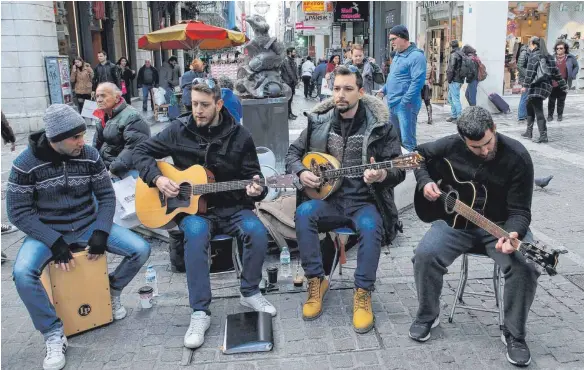  ?? FOTO: IMAGO ?? Rebetiko-Gruppe in Athen. Nun erlebt die Musik auch in Istanbul ein Revival.