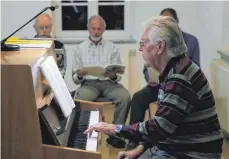  ?? FOTO: EMANUEL HEGE ?? Gebhard Glemser bei der Chorprobe. Seit 60 Jahren sitzt er schon vorne am Klavier.