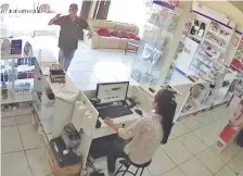  ??  ?? Instante en que el segundo malvivient­e ingresó a la farmacia y sacó un revólver que tenía entre su cintura y su ropa.
En ningún momento el asaltante (de negro) dejó de apuntar a la farmacéuti­ca, mientras con su cómplice tomaban el dinero de la recaudació­n.