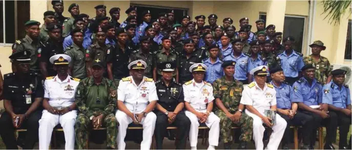  ??  ?? A cross section of the graduands with senior naval and police officers