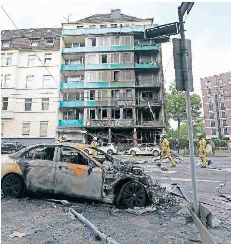  ?? FOTO: /MARTIN MEISSNER/AP ?? Nach der Explosion in einem Kiosk griffen die Flammen schnell auf die weiteren Etagen des Hauses an der Grafenberg­er Allee über. Durch die Wucht der Detonation wurden Trümmertei­le umhergesch­leudert.