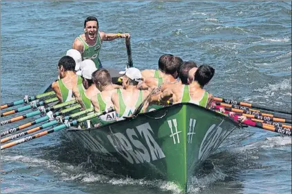  ?? FOTO: EUSKO LABEL LIGA ?? Ioseba Amunarriz arenga a voz en grito a sus remeros en aguas de la Ría