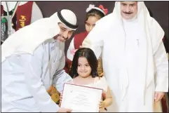  ?? KUNA photo ?? Deputy Minister of Amiri Diwan Affairs Sheikh Mohammad Al-Abdullah Al-Mubarak
Al-Sabah honoring a child.