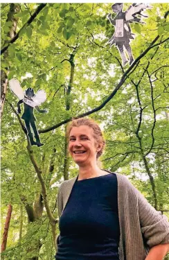  ?? RP-FOTO: MARC INGEL ?? Cornelia Wendel hat den von den Schülern der Schattenth­eater AG gestaltete­n Figuren im Wald ein neues Zuhause gegeben.