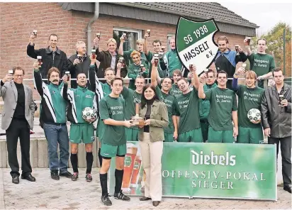  ?? FOTO: SG HASSELT ?? Lang, lang ist’s her: Die Sportgemei­nschaft Hasselt gewann vor der Fusion auch schon mal den begehrten Diebels-Offensiv-Pokal.