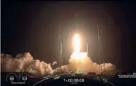  ??  ?? Il lancio dei satelliti Spacex con il razzo Falcon 9 da Cape Canaveral