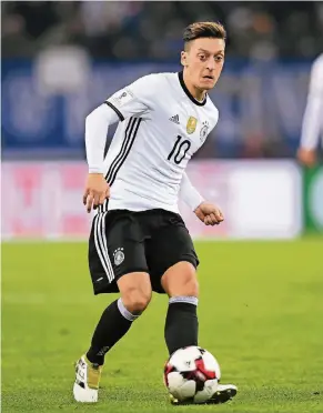  ?? FOTO: IMAGO ?? Ein begnadeter Techniker, der nun den Weg aus seiner Formkrise finden muss: Mesut Özil, Regisseur der deutschen Nationalma­nnschaft, im Hinspiel gegen Tschechien (3:0).
