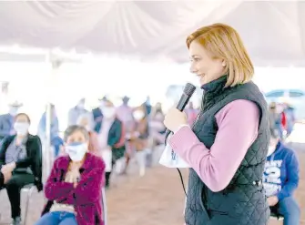  ?? /CORTESÍA ?? En gira por ciudad Jiménez, María Eugenia Campos les pidió su apoyo para la elección de este domingo.