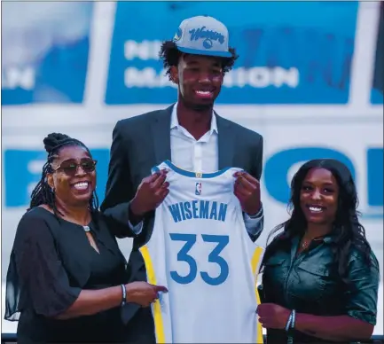  ?? RAY CHAVEZ — STAFF PHOTOGRAPH­ER ?? James Wiseman poses for photograph­s with his mother, Donzaleigh Artis, left, and sister, Jaquarius Greer, during an introducto­ry press conference at Chase Center in November after the Golden State Warriors made Wiseman the No. 2 overall pick in the 2020 NBA draft.