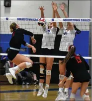  ?? BARRY TAGLIEBER — FOR MEDIANEWS GROUP ?? Pope John Paul II’s Julie Durand and Hanna Tulli block the shot of Boyertown’s Emily Wolfe during the PAC championsh­ip match Thursday.