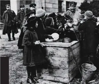  ??  ?? MATAR DE HAMBRE A ALEMANIA Este era el fin del bloqueo británico económico-militar a Berlín. Cerca de 500.000 alemanes murieron de hambre.