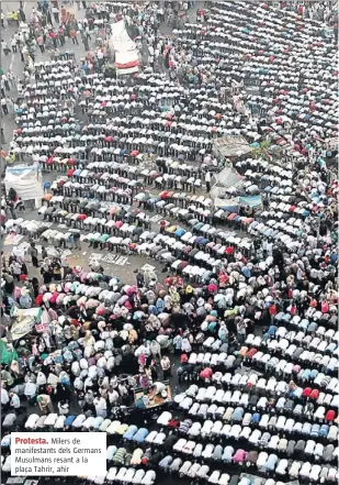  ??  ?? Protesta. Milers de manifestan­ts dels Germans Musulmans resant a la plaça Tahrir, ahir