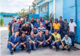  ??  ?? José Ernesto Aguilera junto al colectivo del proyecto Humidores Habana del FCBC.