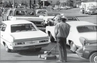  ?? AP PHOTO ?? Drivers and a man pushing a lawnmower line up at gas station in San Jose, Calif., in 1974.