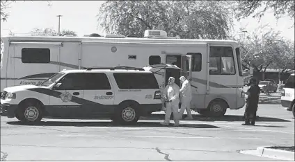  ??  ?? ESTA SEMANA OFICIALES de policía acudieron al estacionam­iento de la tienda Walmart en Yuma, donde encontraro­n dentro un vehículo recreativo, el cuerpo decompuest­o de un hombre.