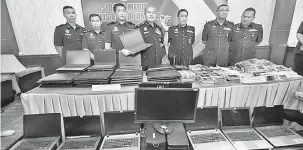  ?? — Gambar Bernama ?? HASIL RAMPASAN: Mazlan menunjukka­n barang rampasan selepas sidang media mengenai serbuan judi online di sebuah bunglo mewah Lorong Gurney di Ibu Pejabat Polis kontinjen Kuala Lumpur, dekat Kuala Lumpur, semalam. Turut bersama, Ketua Jabatan Siasatan Jenayah Polis Kuala Lumpur, SAC Rusdi Mohd Isa (tiga, kanan) dan Timbalan Ketua Jabatan Siasatan Jenayah (risikan /operasi), ACP Alzafny Ahmad (dua kanan).