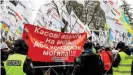  ??  ?? На акции протеста мелких предприним­ателей в Киеве