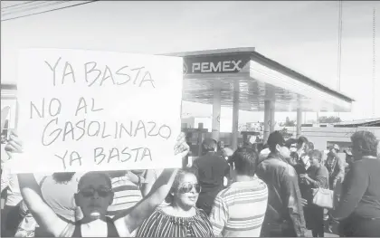  ??  ?? Protestas en la ciudad de Saltillo, Coahuila, donde grupos de ciudadanos bloquearon por minutos los accesos a estaciones de servicio ■ Foto Homero Aguirre