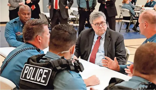  ??  ?? El secretario de justicia William Barr habla con policías de Kansas City el 19 de agosto del 2020