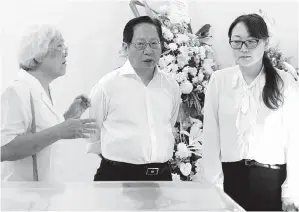  ??  ?? (Gambar atas) VINCENT (tengah), Kuok (kiri) dan Jenny ketika di Fook Lu Siew Funeral Parlour, kelmarin. (Gambar kanan) DARI kanan: Kuok, James, Helen, Kheh Yong, Jenny dan Wesley memberi penghormat­an terakhir kepada mendiang Ngu.
