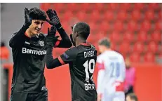  ?? FOTO: INA FASSBENDER/DPA ?? Bayer Leverkusen­s Moussa Diaby (2.v.l.) jubelt nach seinem Tor zum 3:0 mit seinem Mitspieler Emrehan Gedikli (l).