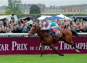  ??  ?? Magia Dettori in sella a Enable conquista il suo quinto Prix de l’Arc de Triomphe