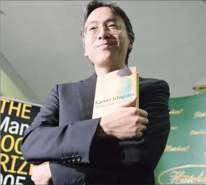  ??  ?? Kazuo Ishiguro, en Londres, con su libro Never Let Me Go (Nunca me abandones), una de las cinco obras finalistas del premio Booker, el 10 de octubre de 2005, día en que se anunció a John Banville como ganador ■ Foto Afp