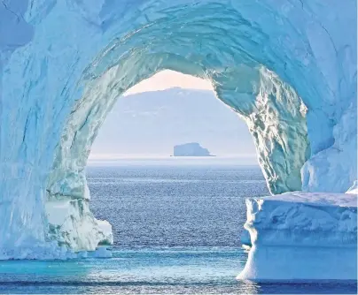  ?? FOTOS (2): RAINER HAMBERGER ?? Vor Ilulissat treiben riesige Eisberge, die ständig von den Gletschern des Inlandeise­s kalben.