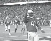  ?? ROB SCHUMACHER/THE REPUBLIC ?? Cardinals running back Kenyan Drake holds up four fingers after scoring his fourth touchdown of the game against the Browns at State Farm Stadium on Sunday afternoon in Glendale.