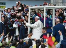  ?? Foto: Luis Robayo, afp ?? Dicht gesäumt waren die Straßen in der kolumbiani­schen Haupotstad­t Bogotá: Hun dertausend­e jubelten dem Papst zu.