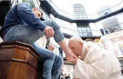  ?? (Reuters) ?? PAPAL TRADITION – Pope Francis kisses the feet of an inmate at the Regina Coeli prison on Maundy Thursday in Rome. One of the 12 inmates chosen for the traditiona­l Lenten rite was a Filipino.