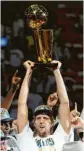  ?? Foto: Larry W. Smith, dpa ?? 2011: Nowitzki nach dem Gewinn des NBA-Titels.