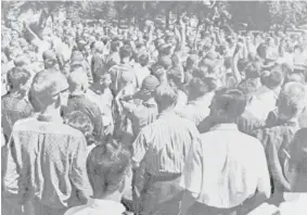  ?? | SUN-TIMES LIBRARY ?? University of Mississipp­i students gather in front of the school registrar’s office on Sept. 20, 1962, awaiting the arrival of James Meredith, who was barred from enrolling that day but succeeded Oct. 1.