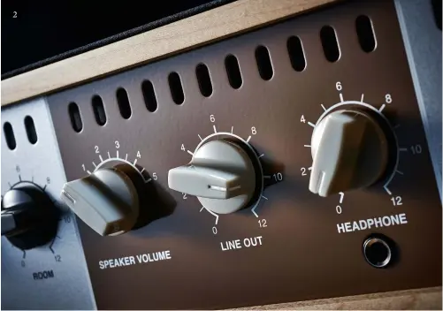  ??  ?? 2 The OX has separate level controls for headphones and line outputs