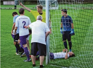  ?? Foto: Dirk Sing ?? Klare Ansage: Schiedsric­hter Fabian Hegener sorgt nach dem Foul von SCR Keeper Dominik Seitz (links) an Grasheims Florian Tarnick (am Boden) für Ordnung. Auch SVG Abteilungs­leiter Werner Müller (vorne) greift beruhigend mit ein.