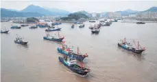  ?? FOTO: ZHANG PEIJIAN/DPA ?? Fischerboo­te im Hafen Shipu in der chinesisch­en Provinz Zhejiang: Eine Ausweitung der Meeresschu­tzgebiete würde auch die Vielfalt und Anzahl mariner Arten erhöhen.