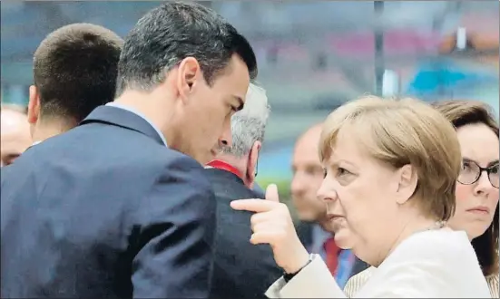  ?? OLIVIER HOSLET / EFE ?? Angela Merkel conversant amb Pedro Sánchez en un moment de la cimera iniciada ahir a Brussel·les