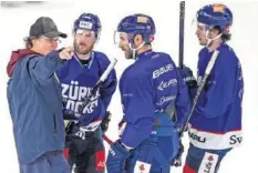  ?? FRESHFOCUS ?? Del Curto instruiert Pettersson, Moore und Suter (v. l.).