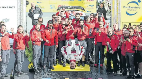  ?? FOTO: JORDI RIEROLA ?? Sébastien Loeb celebra su triunfo en el RallyRACC con una voltereta en el podio ubicado en el Paso Jaime I de Salou, después de dar una exhibición en los tramos catalanes