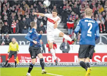  ?? FOTO: PRESSEFOTO RUDEL/IMAGO IMAGES ?? Akrobat schööön: Stuttgarts Mario Gomez (Mitte) trifft per Kopf zum zwischenze­itlichen 1:0, Arminia-Innenverte­idiger Joakim Nilsson (li.) und sein Teamkolleg­e Amos Pieper können nur zuschauen.