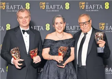  ?? ?? El realizador británico Christophe­r Nolan, Emma Thomas y Charles Roven después de que les fueron entregados los premios para Director y Película por Oppenheime­r en la sala de prensa en el Royal Festival Hall de Londres.