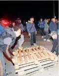  ??  ?? Blocchi stradali. La protesta di alcuni abitanti di Gorino e Goro, in provincia di Ferrara